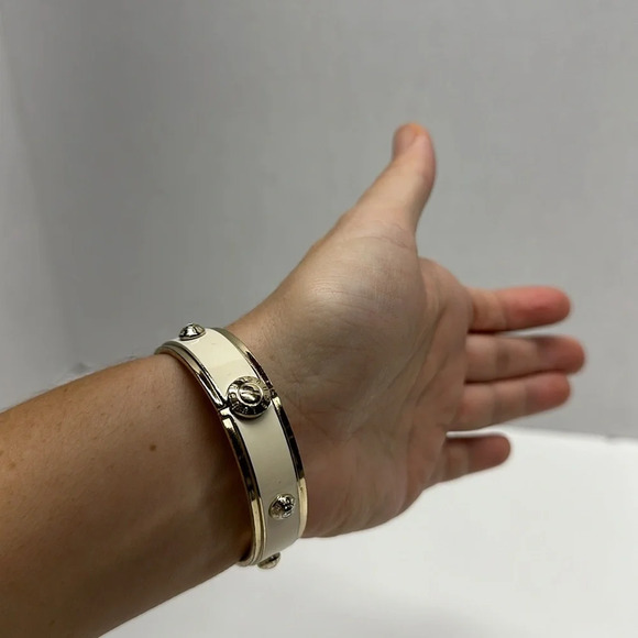 Henri Bendel Metal Bangle Bracelet Enamel Silver Tone White 3D Circle Accents OS - Picture 6 of 10